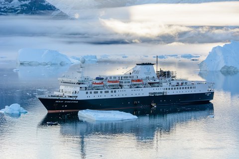 2015 09 18 MS OCEAN ENDEAVOUR   IMO 7625811, at Qeqertarsuaq Island (Karrat Fjord), Greenland