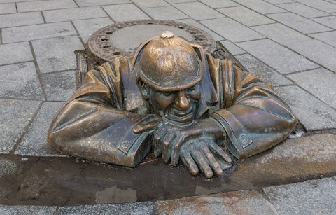 Estatua Hombre Trabajando, Bratislava, Eslovaquia, 2020 02 01, DD 45