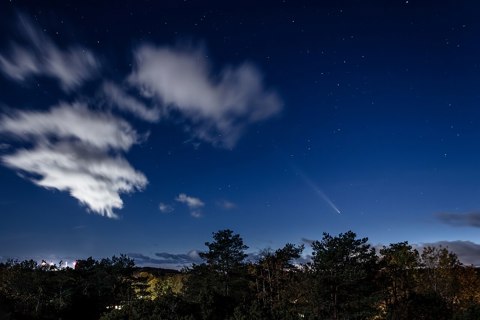 Comet Tsuchinshan–ATLAS, in the night sky over Tuntorp 3