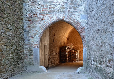 Hrad Pernštejn (Pernstein)   brána (5. nádvoří)