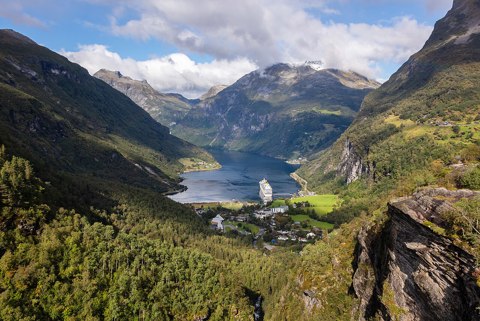 Fiordo de Geiranger desde Flydalsjuvet, Noruega, 2019 09 07, DD 59